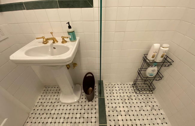 Gorgeous Studio in Beverly Boulevard! Sleeps 4! - Photo 12