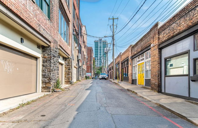 High-design Loft on Historic Alley Park Free - Photo 21