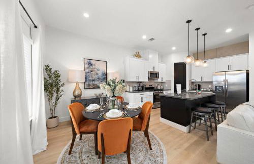 Near DT & Med Center Townhouse WiFi Games Pets - Foto 16