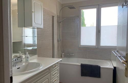 Villa Soleil Piscine Jacuzzi Pétanque Espace bbq billard et salons extérieurs - Foto 32