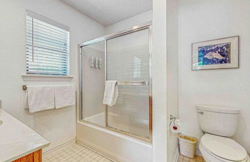 Spacious Lakefront Home with Water Views, WiFi & Private Washer/Dryer - Foto 13