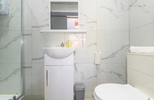 Leeds Stay Private En-Suite Room Shared Kitchen - Pass the Keys - Photo 24