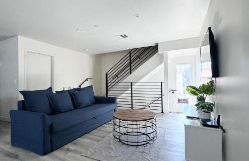 Cozy Chamber 3 BR Hollywood Townhouse - Photo 13