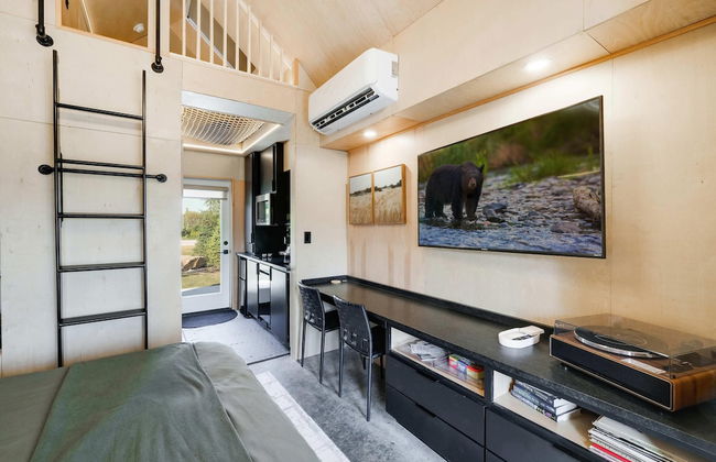 Bunkies-the Commissioner - Photo 2