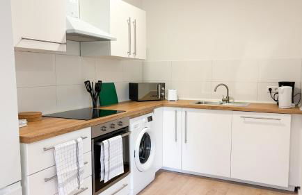 Monteurwohnungen mit TV, Internet, Parkplatz, Waschmaschine, Küche, Balkon, Restaurants und Supermarkt - Foto 9