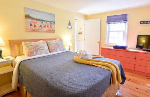 Cottage w Private Association Pool - Photo 10