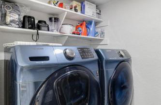 Arlington Entertainment District Home Green & White Door - Foto 64