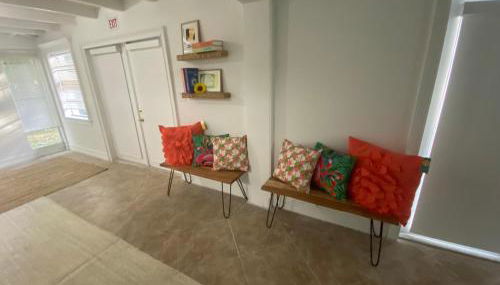 Entire home in Biscayne Park, Florida - Photo 2