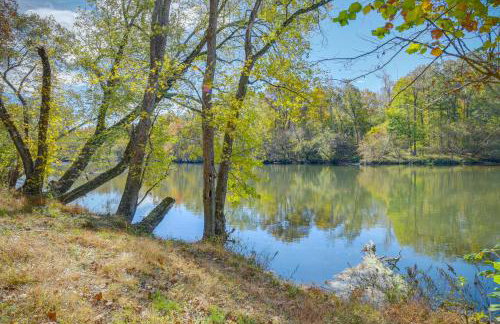 French Broad River Access Whimsical Gem with Deck - Foto 3