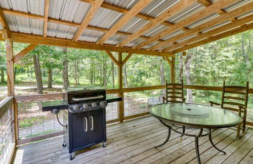 Serene and Secluded Alabama Cabin with Covered Deck! - Foto 4