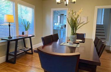 Cozy Sunfilled House with Deck Patio Garden - Foto 15