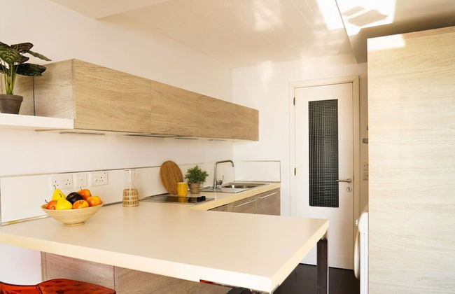 Gorgeous Seaviews From a Stunning Studio - Photo 16