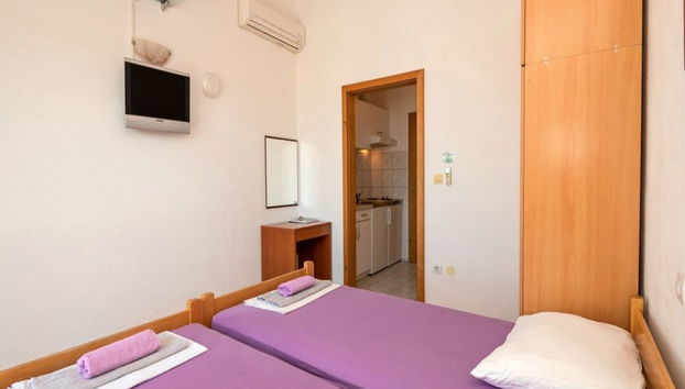 Charming 1 Bedroom Apartment in Makarska - Photo 3, Room