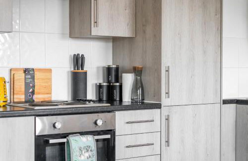 Modern 1-Bed Apartment with Parking near Heathrow - Photo 11