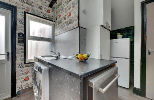 Newcastle CITY APT5,FREE STREET PARKING,4 BEDROOM HOUSE WITH 2 FULL BATHROOM AND KITCHEN,ALL ROOMS WITH TVs,7 BEDS,NETFLIX - Photo 23