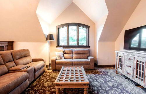 Castle Gatehouse Rental for a Unique Getaway near Bolton Landing, New York - Foto 13