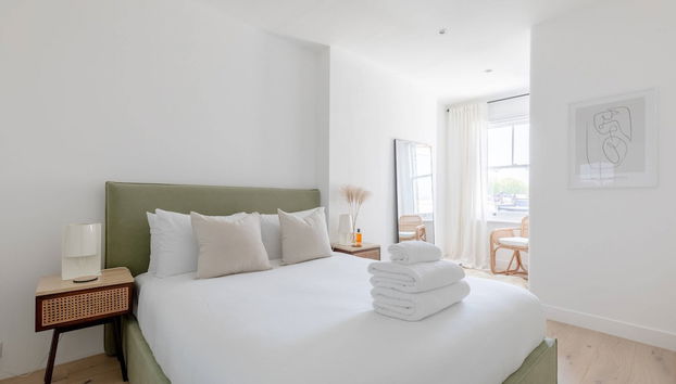 Sleek Scandi-inspired 2BD Flat, Fulham - Foto 2, Habitación