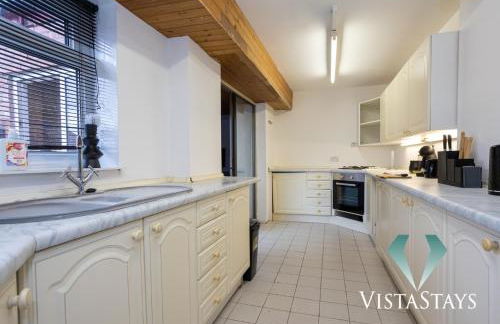 Spacious 5BDR House By Vista Stays Short Lets & Serviced Accommodation Manchester With Free WiFi, Parking & Netflix - Foto 11