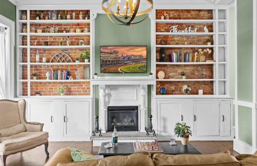 Elegant Manor w Private Yard & Modern Amenities - Foto 6