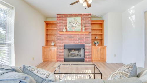 Relax Fireside! Poolside Oasis 3 Mi to Dtwn Sanger - Foto 5