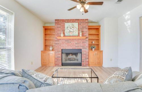 Relax Fireside! Poolside Oasis 3 Mi to Dtwn Sanger - Foto 5