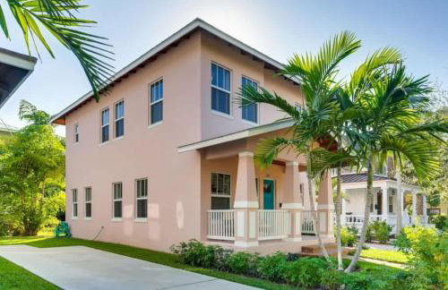 The Pink House - Bask in Style Steps from the Convention Center - Foto 1