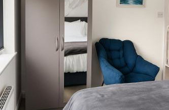 Elegant & Cozy 3 Bed End Terraced Stay - Photo 9