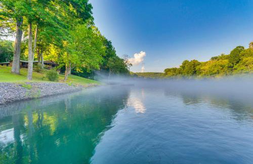 Family-Friendly Riverfront Manor on the Little Red - Foto 39