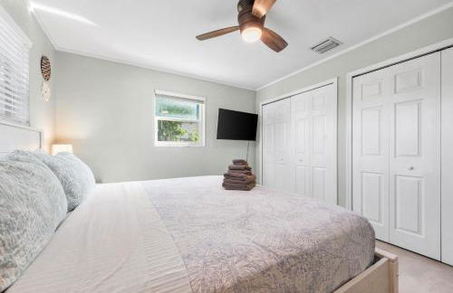 Boho Tiki Villa w Heated Saltwater Pool, King Beds & 6TVs - Photo 37