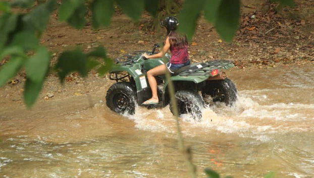 Attraversando un torrente a Samaná