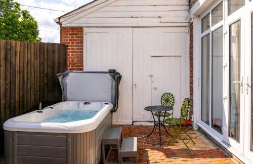 Primrose Luxury Cottage with Private Hot tub - Photo 18