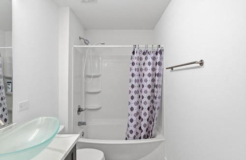 Modern Pine-Scented Retreat – 30 Mins to Beach! home - Foto 26