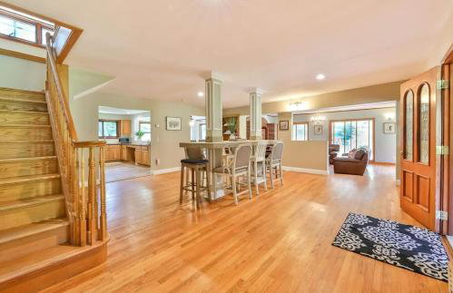 Stream-Side Atrium Home with Side Rooms & Pool Table - Foto 11