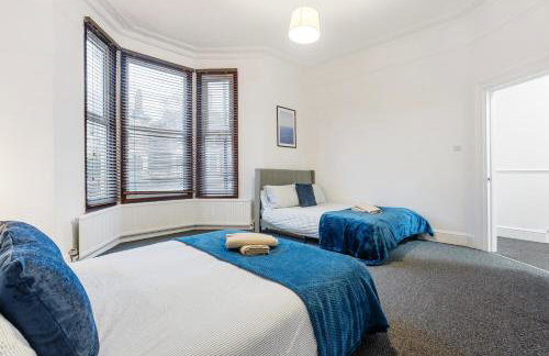 Central LDN 3-Bed Sleeps 8, Garden & Parking - Photo 20