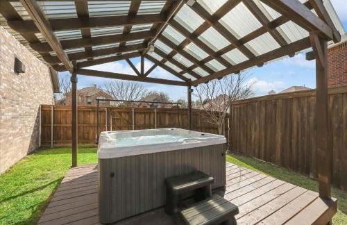 Glamorous Mansion w Private Pool and Cinema Room - Photo 53