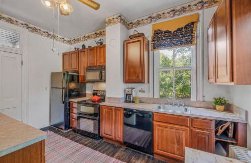 The Manor - Historic Mansion, Wifi, Covered Porch, Screen Porch, King Bed, Walk to Spas, Shops & Restaurants - Foto 29