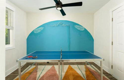 Downtown Retreat, 5BR Game Room & Pet Friendly - Photo 4