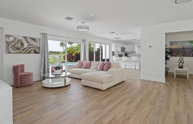 Dreamy 4BR Getaway w Private Pool Luxe Patio in Miramar - Foto 10