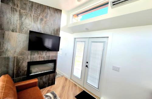 Designer Modern Tiny Home w All of The Amenities - Foto 20