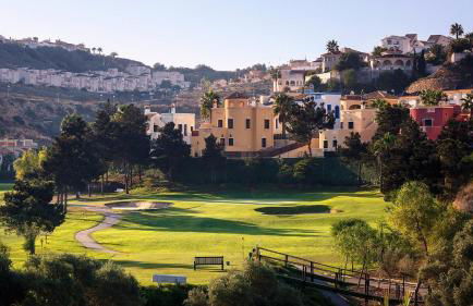 Three-bedroom holiday villa with magnificent pool next to the sea and golf courses - Photo 27