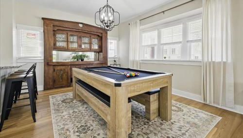 Family Spacious 5BR Retreat w Game Filled Basement Suite - Foto 4