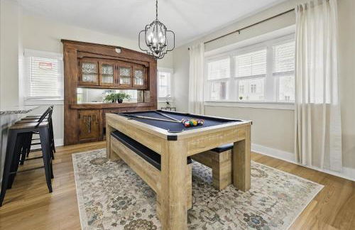 Family Spacious 5BR Retreat w Game Filled Basement Suite - Foto 4