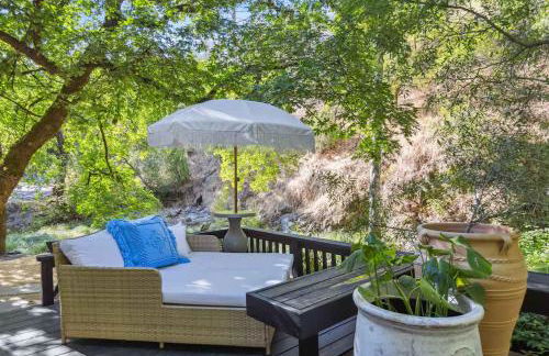 Modern Organic Home with Backyard Creek near State Park - Foto 28