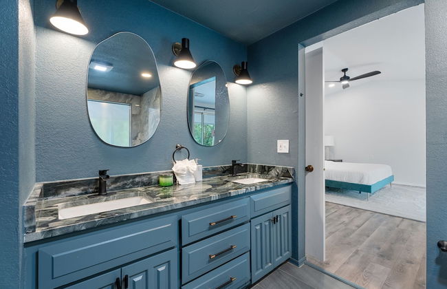 5BR Relaxation Haven Hot Tub Pool Table Fun M - Foto 4