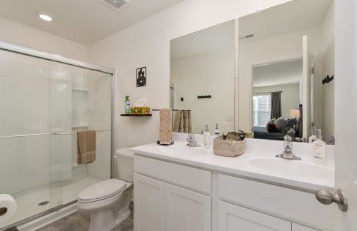 Stylish 3BR Getaway across Bristol Speedway - Foto 42