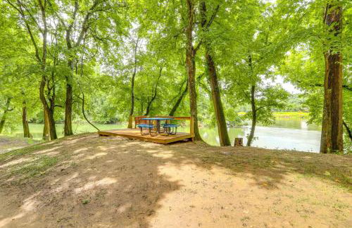 River Access and Private Deck Mountain View Retreat - Foto 26