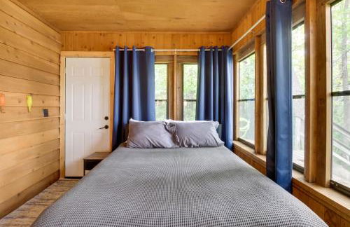 Sandy Beach Family Getaway with Fire Pit and Deck! - Foto 28