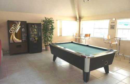 HARRY POTTER LIVES HERE! Unforgettable Home, Pool, Sleeps 8, Near Dis, LOW Rates! - Foto 45