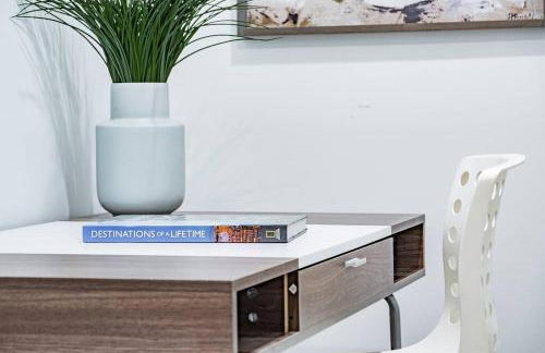 Contemporary 2BR2BA w-King - Den - Private Entry-Yard - Foto 16