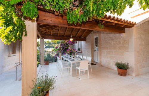 VILLA PHILIPPA - luxurious five-room villa - idyllic location - first row to the sea - spectacular view of the sea bay - unforgettable sunsets - 15 minutes from Supetar ferry port - free parking - private heated pool - Foto 44